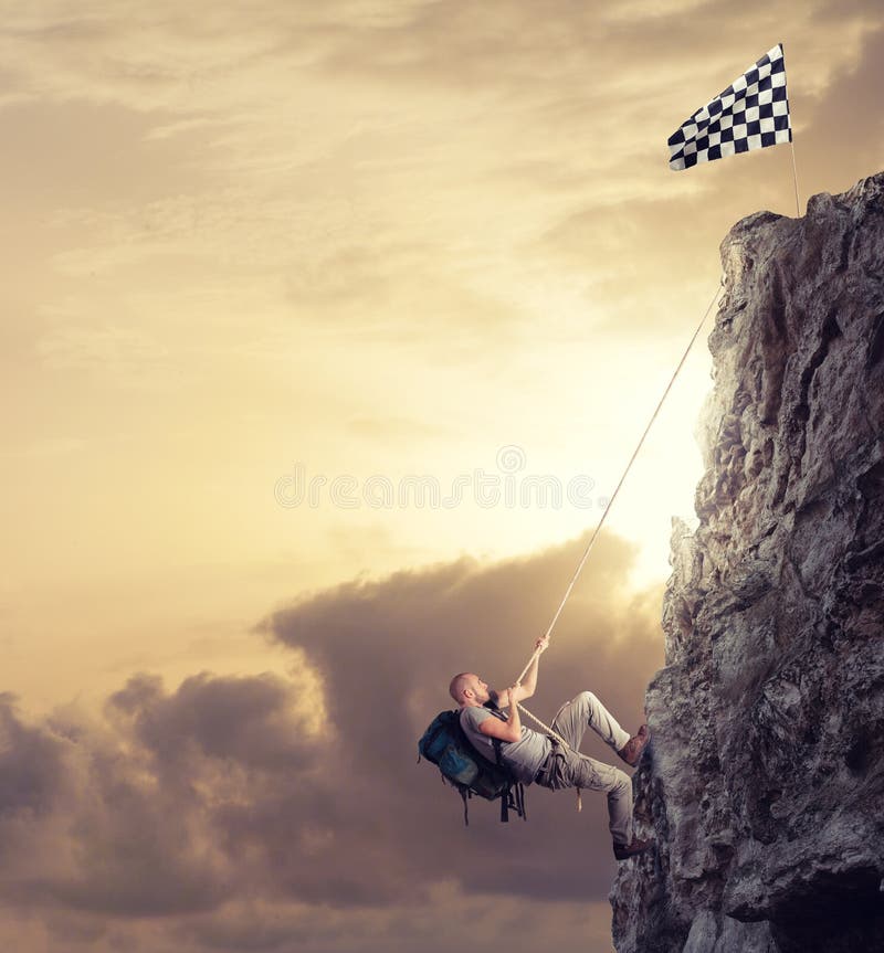 Subida del hombre de negocios una montaña para conseguir la bandera Meta de negocio del logro y concepto difícil de la carrera