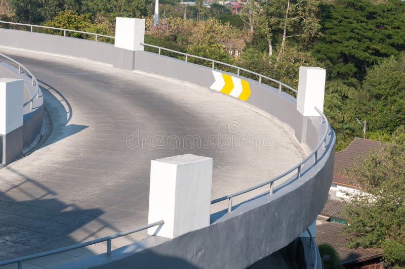 Concreto Carretera Rampa Aparcamiento Garaje De La Rampa De Garaje Con  Líneas Amarillas En El Lado, Camino A Aparcamiento Fotos, retratos,  imágenes y fotografía de archivo libres de derecho. Image 83884423