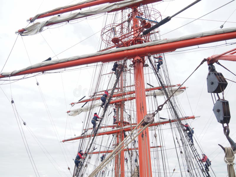 Subir el palo en tallship o el velero viejo imagen de archivo Subir el palo en tallship o el velero viejo imagen de archivo