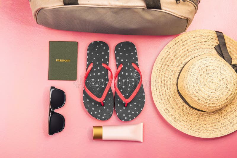 Substance de femme telle que le sac de bagage, chapeau, pantoufles, lotion, sunglass image libre de droits Substance de femme telle que le sac de bagage, chapeau, pantoufles, lotion, sunglass image libre de droits