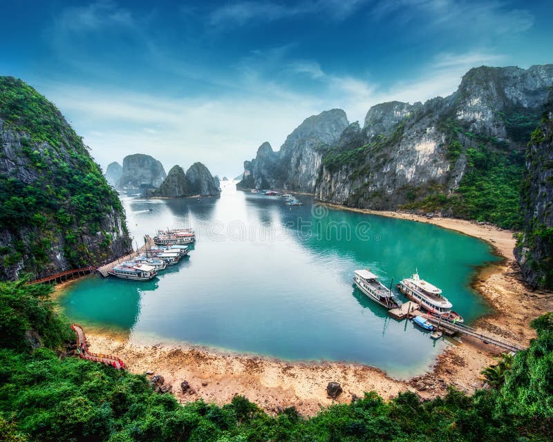 Sucatas do turista na baía longa do Ha, Vietname