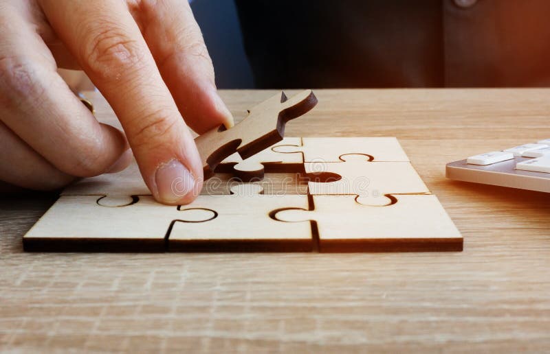 Succes în afaceri și rezolvarea problemelor. omul ține o bucată de puzzle royalty free stock image