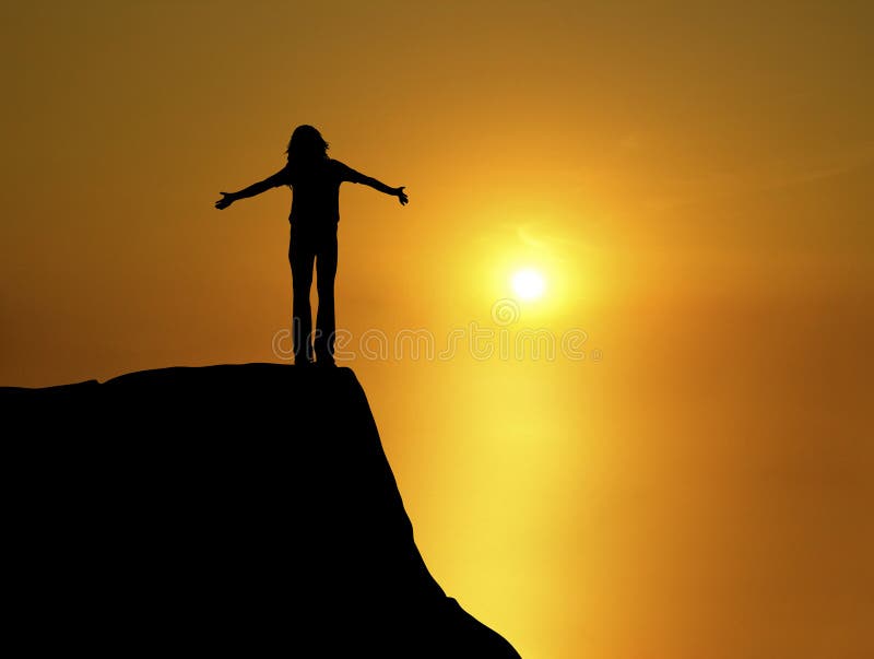 Silueta mujer abrir espalda sobre el atardecer.