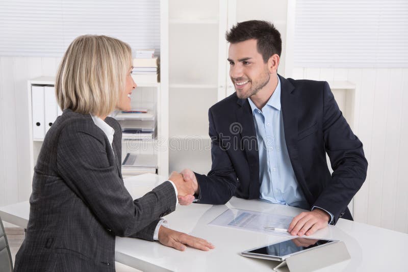 Incontro d'affari di successo con la stretta di mano del cliente e cliente agitando le mani in ufficio.