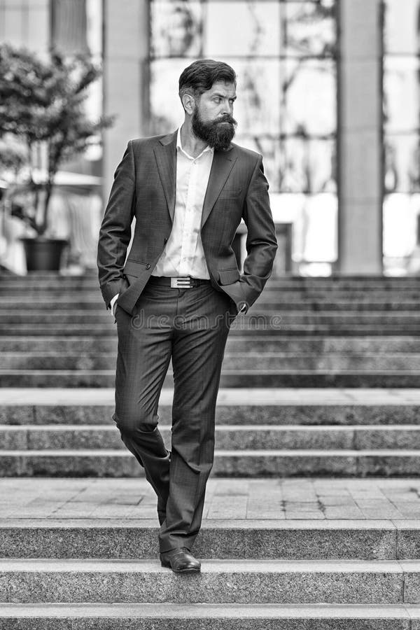 Successo aziendale agente di cambio Millionaire bell'agente immobiliare in costume vita moderna motivato fotografia stock libera da diritti Successo aziendale agente di cambio Millionaire bell'agente immobiliare in costume vita moderna motivato fotografia stock libera da diritti