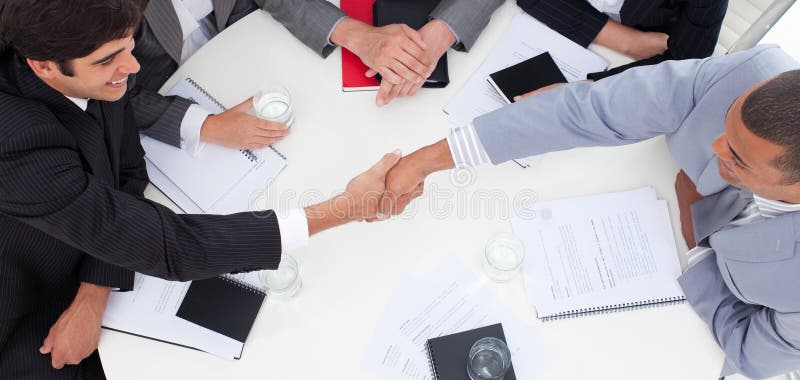 Succesvolle bedrijfsmensen die een overeenkomst sluiten stock afbeelding Succesvolle bedrijfsmensen die een overeenkomst sluiten stock afbeelding