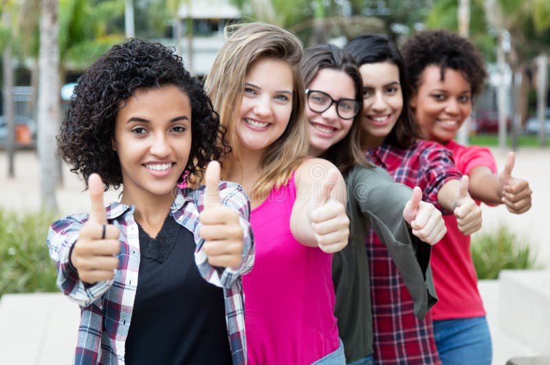 Succesvolle groep internationale vrouwen die zich in lijn bevinden stock afbeelding Succesvolle groep internationale vrouwen die zich in lijn bevinden stock afbeelding