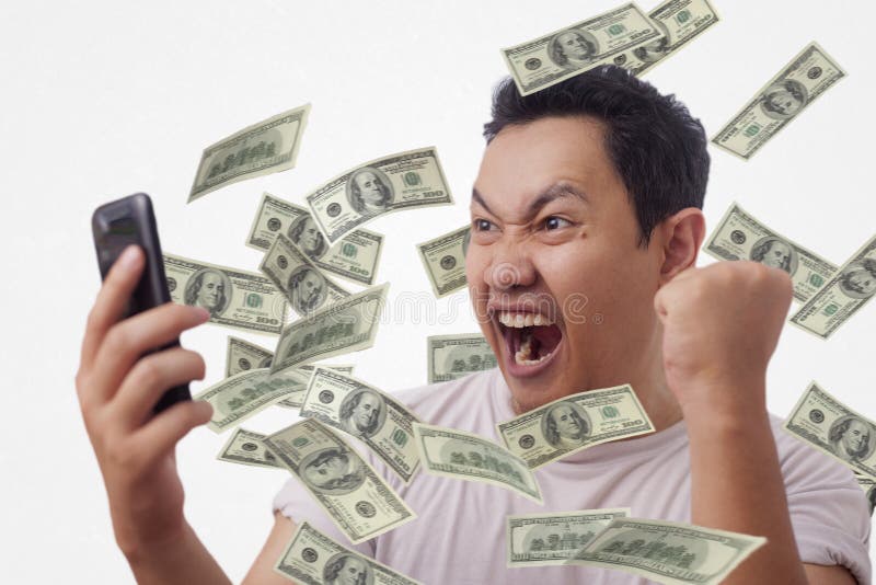 Succesvolle jonge man die geld krijgt van zijn slimme telefoon royalty-vrije stock afbeelding Succesvolle jonge man die geld krijgt van zijn slimme telefoon royalty-vrije stock afbeelding