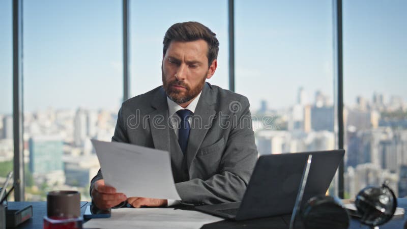 Succesvolle manager die bureau computer doorbladert. documenten lezen door een penningman