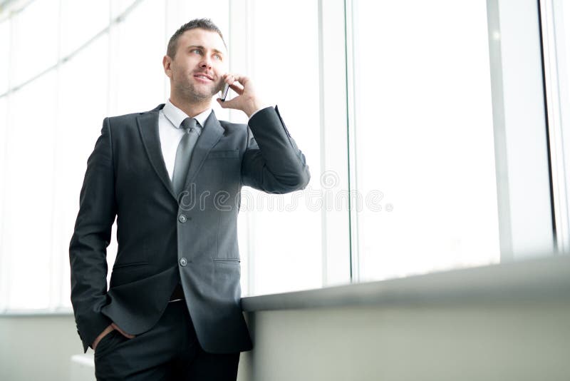 Succesvolle mannelijke ondernemer die op telefoon spreken stock afbeeldingen Succesvolle mannelijke ondernemer die op telefoon spreken stock afbeeldingen