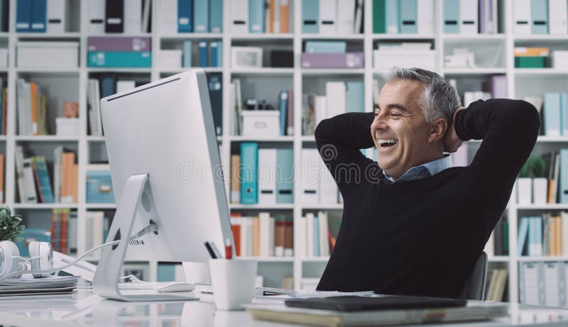 Succesvolle zakenman in het bureau royalty-vrije stock afbeelding Succesvolle zakenman in het bureau royalty-vrije stock afbeelding