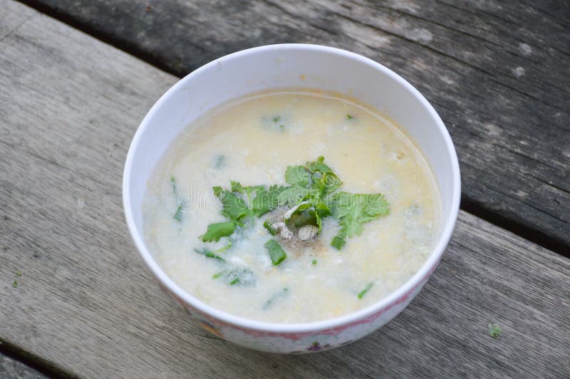 Succhi di riso sul pavimento di legno fotografia stock libera da diritti