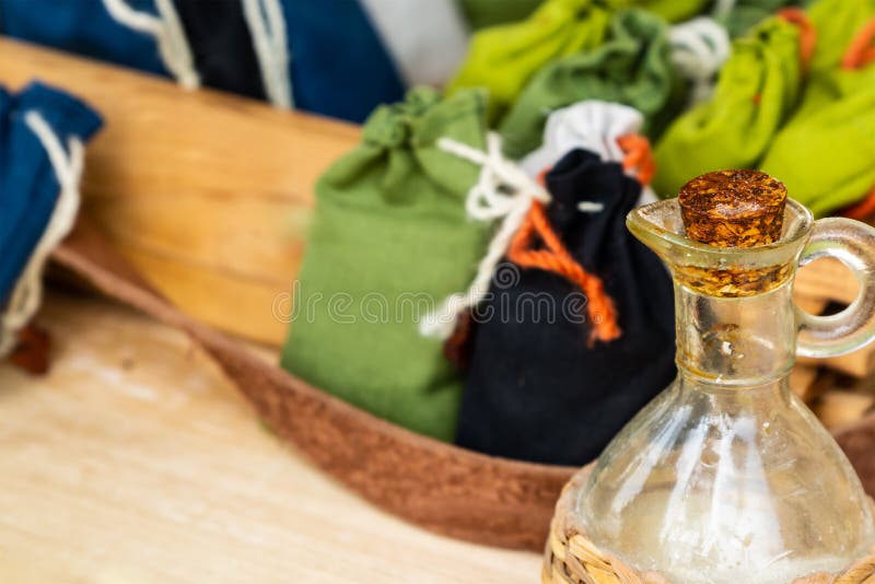 Succhi di vetro con olio di oliva di sughero di legno chiuso, aromaterapia medicina tradizionale con sacchetti di sacchetti di sa immagine stock libera da diritti Succhi di vetro con olio di oliva di sughero di legno chiuso, aromaterapia medicina tradizionale con sacchetti di sacchetti di sa immagine stock libera da diritti