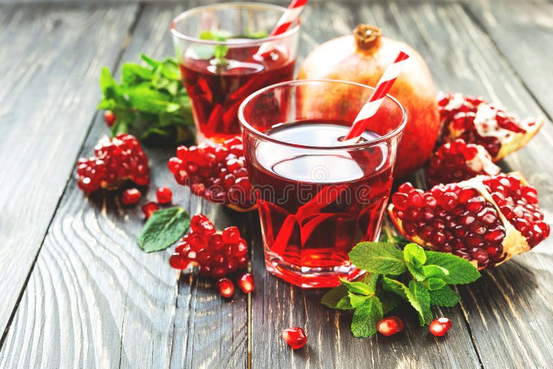 Succo del melograno con la frutta fresca e la menta fotografia stock libera da diritti Succo del melograno con la frutta fresca e la menta fotografia stock libera da diritti