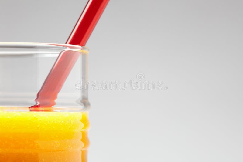 Succo della pesca o dell'arancia in vetro fotografia stock libera da diritti Succo della pesca o dell'arancia in vetro fotografia stock libera da diritti