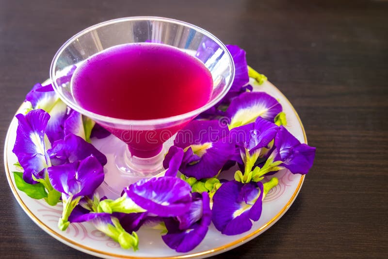 Succo di erbe sano fresco di Un-chan della bevanda della Tailandia con il fiore del pisello di farfalla del succo di limone fotografia stock libera da diritti Succo di erbe sano fresco di Un-chan della bevanda della Tailandia con il fiore del pisello di farfalla del succo di limone fotografia stock libera da diritti