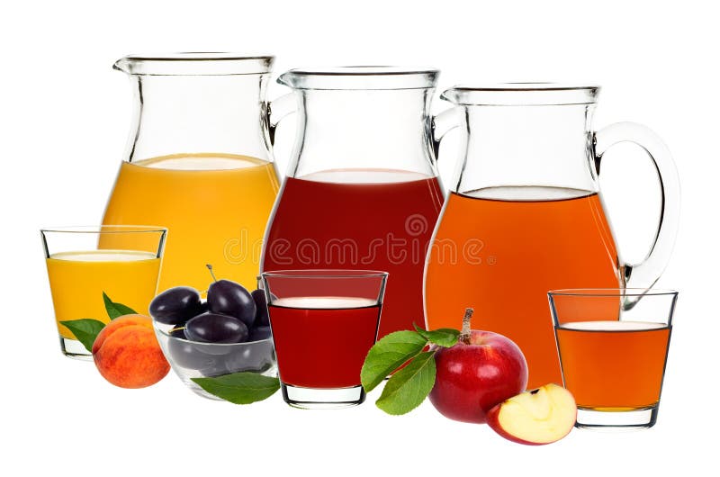 Succo di mela, della prugna e della pesca in vetri e decantatori fotografie stock libere da diritti Succo di mela, della prugna e della pesca in vetri e decantatori fotografie stock libere da diritti