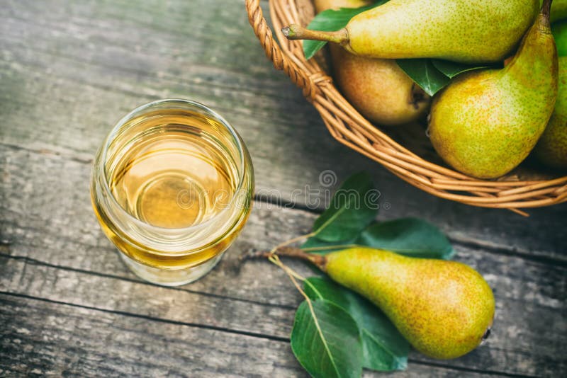 Succo di pera e pere sulla tavola fotografie stock libere da diritti Succo di pera e pere sulla tavola fotografie stock libere da diritti