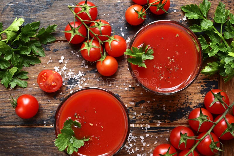 Succo di pomodoro casalingo fresco Vista superiore con lo spazio della copia fotografia stock Succo di pomodoro casalingo fresco Vista superiore con lo spazio della copia fotografia stock