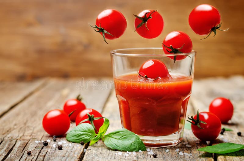 Succo di pomodoro con i pomodori immagini stock Succo di pomodoro con i pomodori immagini stock