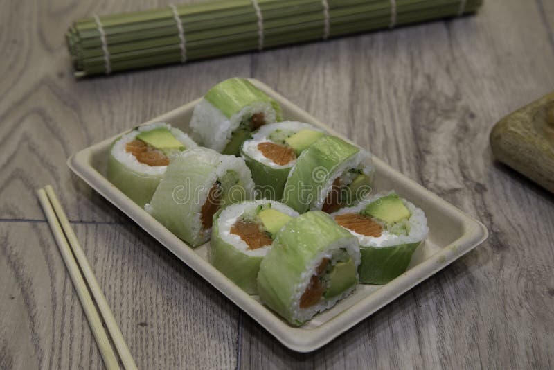 Succo di sushi salutare e colorato di origine giapponese, cibo da salsa giapponese fotografia stock Succo di sushi salutare e colorato di origine giapponese, cibo da salsa giapponese fotografia stock