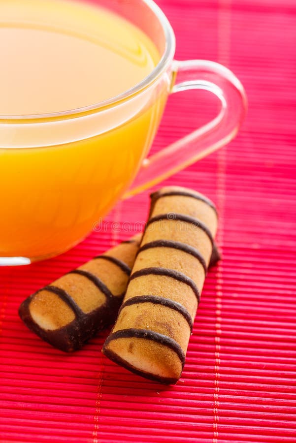 Succo e biscotti di arancia fotografia stock libera da diritti Succo e biscotti di arancia fotografia stock libera da diritti