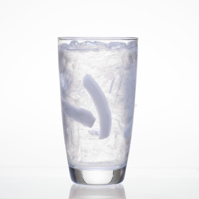 Succo fresco della noce di cocco in vetro su fondo bianco fotografia stock libera da diritti Succo fresco della noce di cocco in vetro su fondo bianco fotografia stock libera da diritti