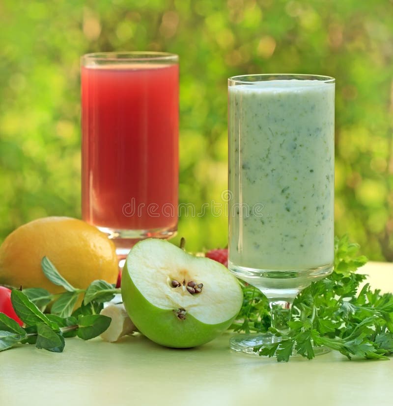 Succo verde della fragola e del frullato immagine stock libera da diritti Succo verde della fragola e del frullato immagine stock libera da diritti