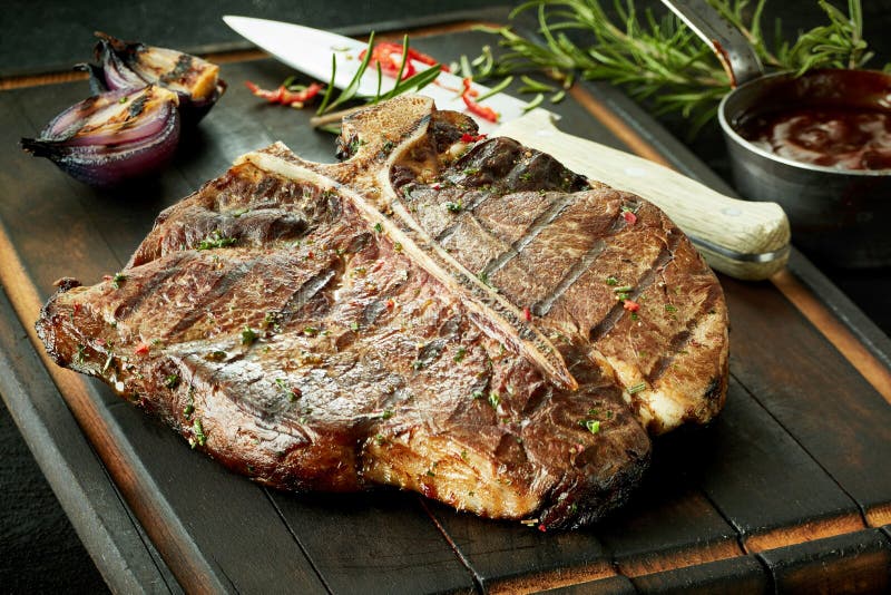 Succulent thick tender barbecued t-bone steak royalty free stock image Succulent thick tender barbecued t-bone steak royalty free stock image
