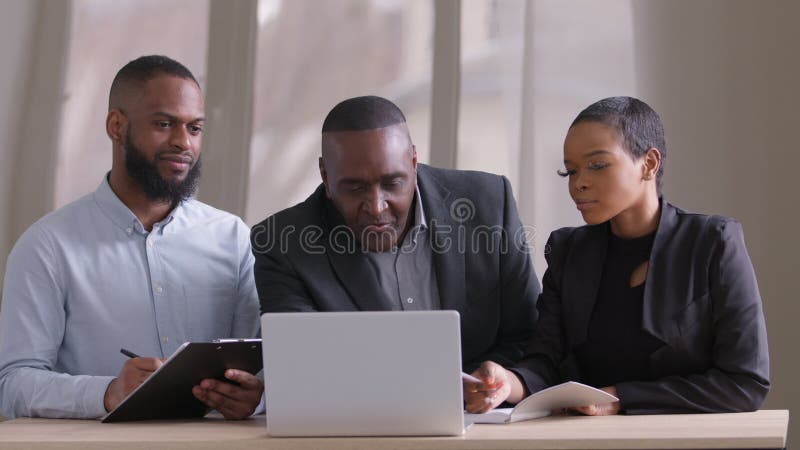Succès équipe d'affaires différents âges personnes collègues spécialistes africains afro black managers discuter projet clips vidéos
