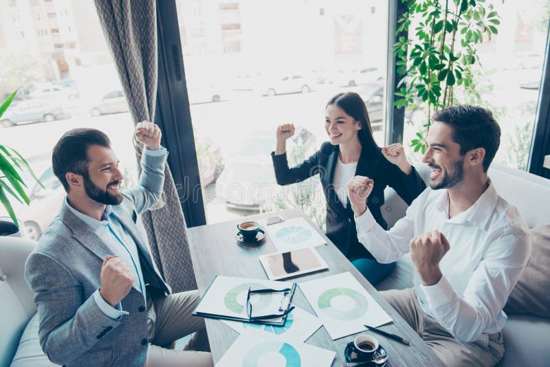 Sucesso e conceito do trabalho da equipe Grupo de sócios comerciais com r fotografia de stock Sucesso e conceito do trabalho da equipe Grupo de sócios comerciais com r fotografia de stock