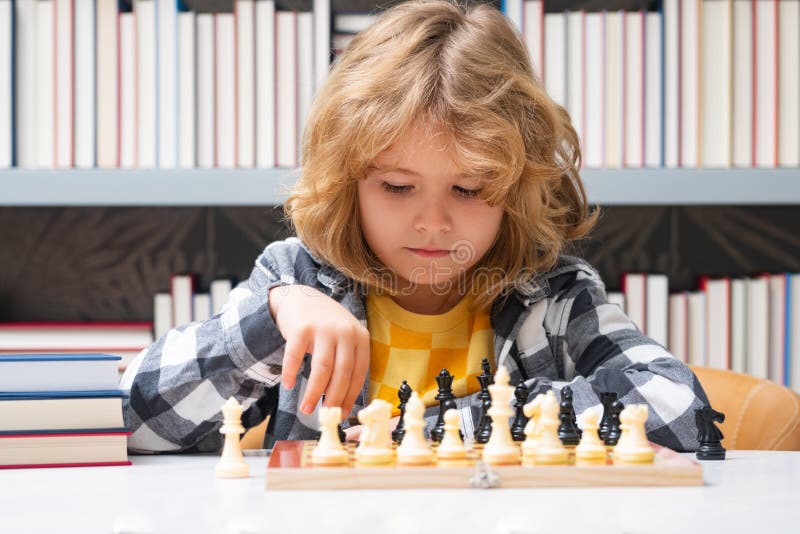 Jogue xadrez, criança inteligente, concentrada e pensante, jogando xadrez,  desenvolvimento do cérebro infantil e jogo de lógica