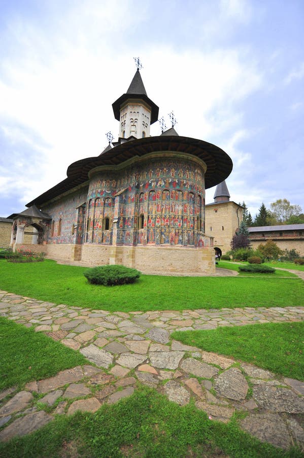 Con i loro muri esterni rivestiti interamente in 15 ° e 16 ° secolo, gli affreschi, direttamente ispirato dall'arte Bizantina, queste chiese nel nord della Moldavia sono uniche in Europa.