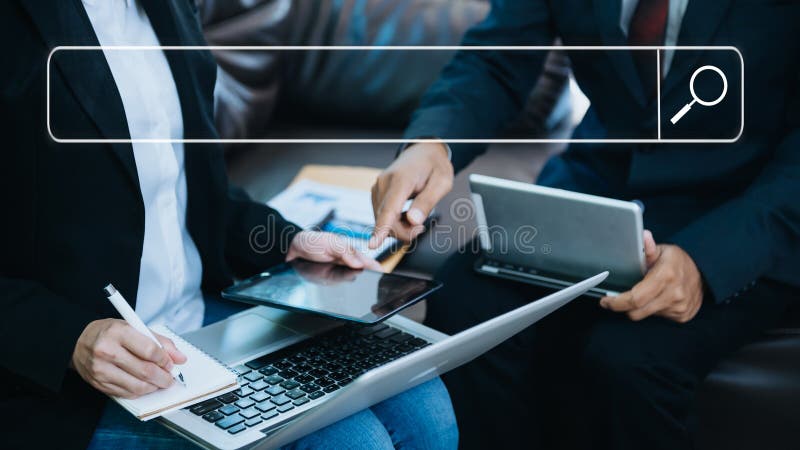 Suche nach Internet-Informations-Netzwerk-Konzept mit Leersuche Barman, die mit Handy und Laptop arbeiten. Durchsuchen des Internet-Informations-Netzwerkkonzepts mit Leerlaufsuchleiste
