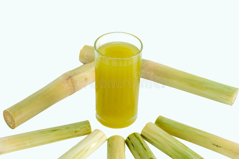 Suco açucarado espremido fresco do açúcar no jarro com o bastão cortado das partes imagem de stock royalty free Suco açucarado espremido fresco do açúcar no jarro com o bastão cortado das partes imagem de stock royalty free