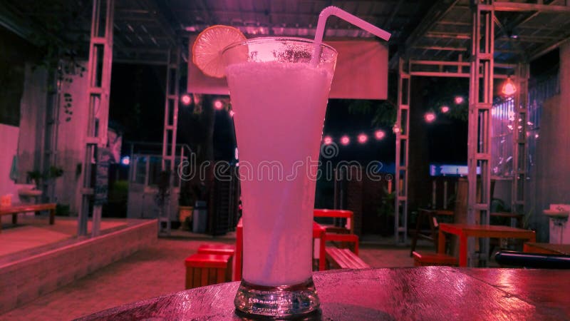 Suco da limonada no café pastel do fundo imagem de stock royalty free Suco da limonada no café pastel do fundo imagem de stock royalty free