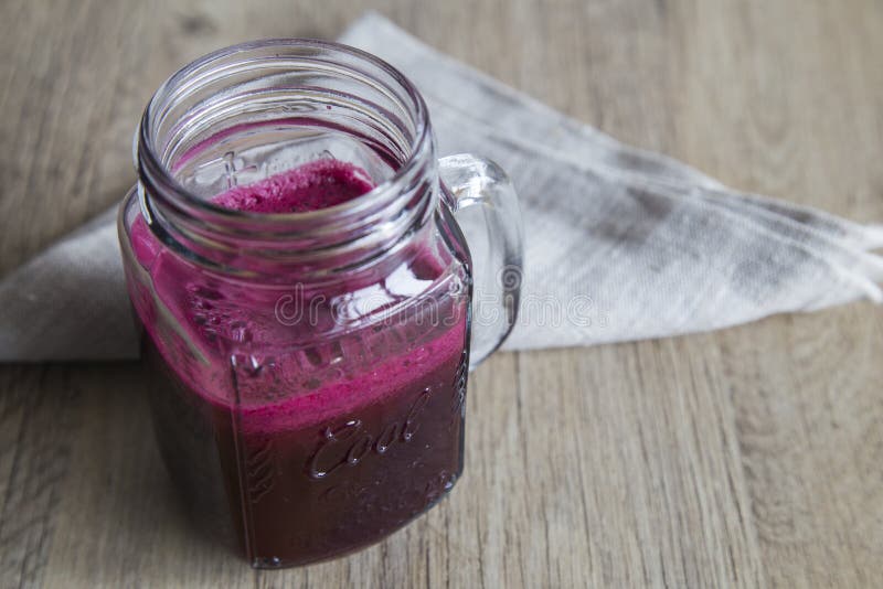 Sumo de beterraba num frasco imagens de stock