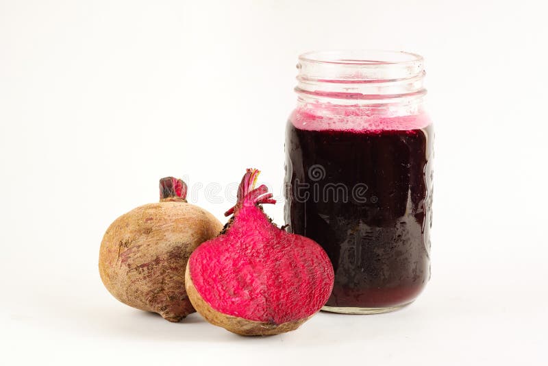 Sumo de beterraba em fundo branco foto de stock