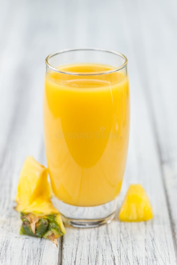 Suco de abacaxi caseiro imagens de stock Suco de abacaxi caseiro imagens de stock
