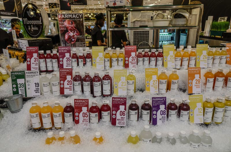 Suco de fruto fresco no supermercado foto de stock Suco de fruto fresco no supermercado foto de stock
