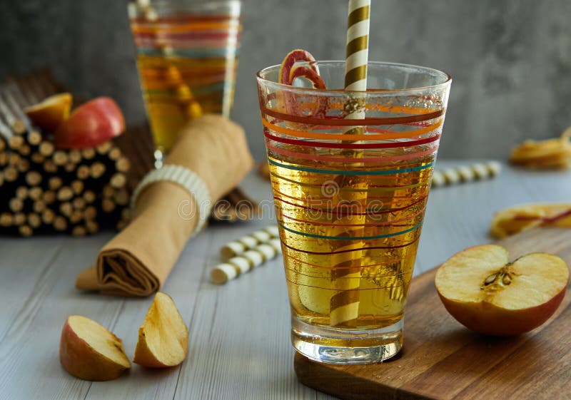 Suco de ma?? fresco em um vidro, palha, ma??s vermelhas foto de stock Suco de ma?? fresco em um vidro, palha, ma??s vermelhas foto de stock