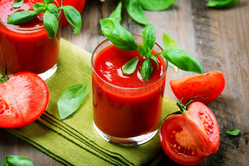 Suco de tomate e tomates frescos