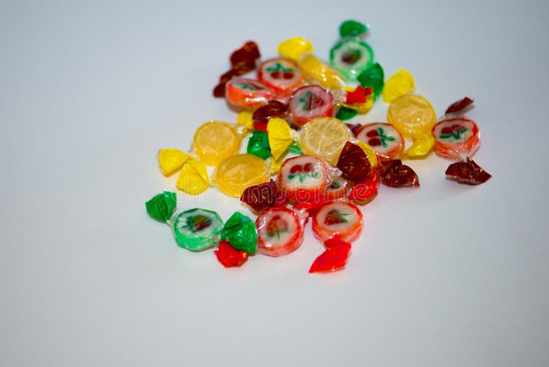 Sucrerie et lucettes multicolores sur un fond blanc photos stock Sucrerie et lucettes multicolores sur un fond blanc photos stock