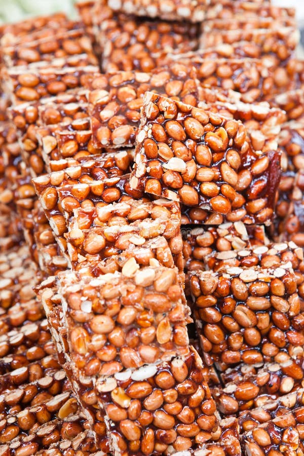 Sucrerie faite main d'arachide sur le marché à vendre, province de Guangxi, Chine