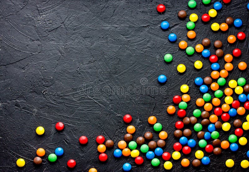 Sucreries colorées rondes de dragée couvertes du chocolat coloré image libre de droits Sucreries colorées rondes de dragée couvertes du chocolat coloré image libre de droits