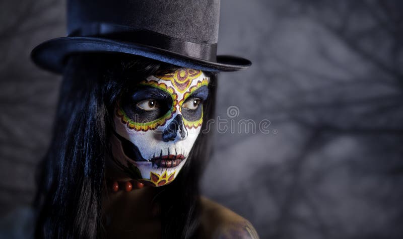 Sucrez la fille de crâne dans le tophat dans la forêt images libres de droits Sucrez la fille de crâne dans le tophat dans la forêt images libres de droits