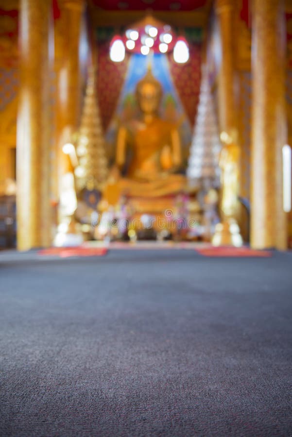 Suddig bakgrund för guld- Buddhastaty arkivbild Suddig bakgrund för guld- Buddhastaty arkivbild