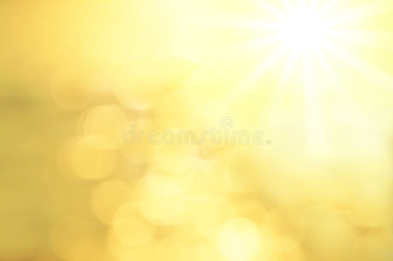 Suddig bakgrund med den guld- linsen blossar en sol