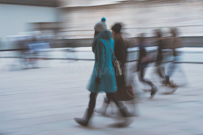 Suddig effekt med gruppen av flickvänflickor som går i cien royaltyfri foto Suddig effekt med gruppen av flickvänflickor som går i cien royaltyfri foto