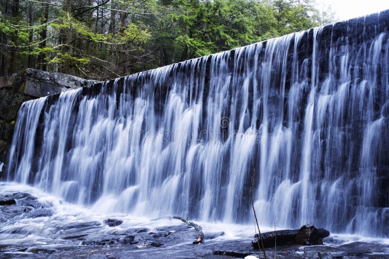 Suddig vattenfallbakgrundsvinter New England royaltyfri bild Suddig vattenfallbakgrundsvinter New England royaltyfri bild